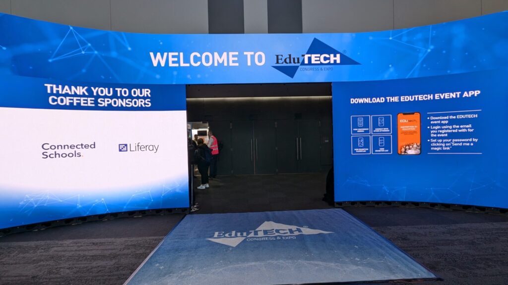 Microhire-EDUTECH-Curved LED-entrance feature-expo displays